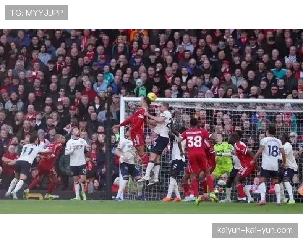 西汉姆联定位球教练专访：揭秘角球与边路任意球传中的战术设计差异